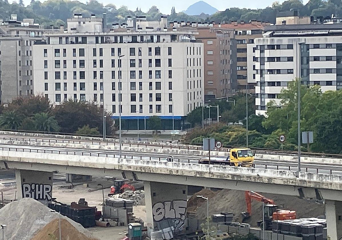 Una colisión múltiple entre cuatro turismos y una moto corta durante dos horas la GI-20 en San Sebastián, sentido Irun