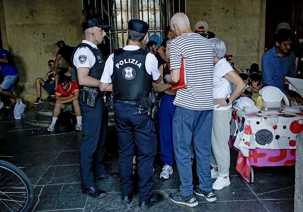 El Gobierno Vasco destina 777.000 euros a ampliar el programa de comidas para personas sin hogar en San Sebastián