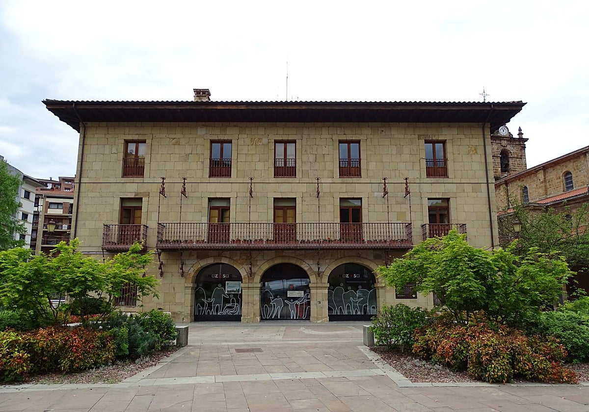 «Los cuidados no son un eslogan», recrimina Legazpiko Asanblada Feminista al Ayuntamiento