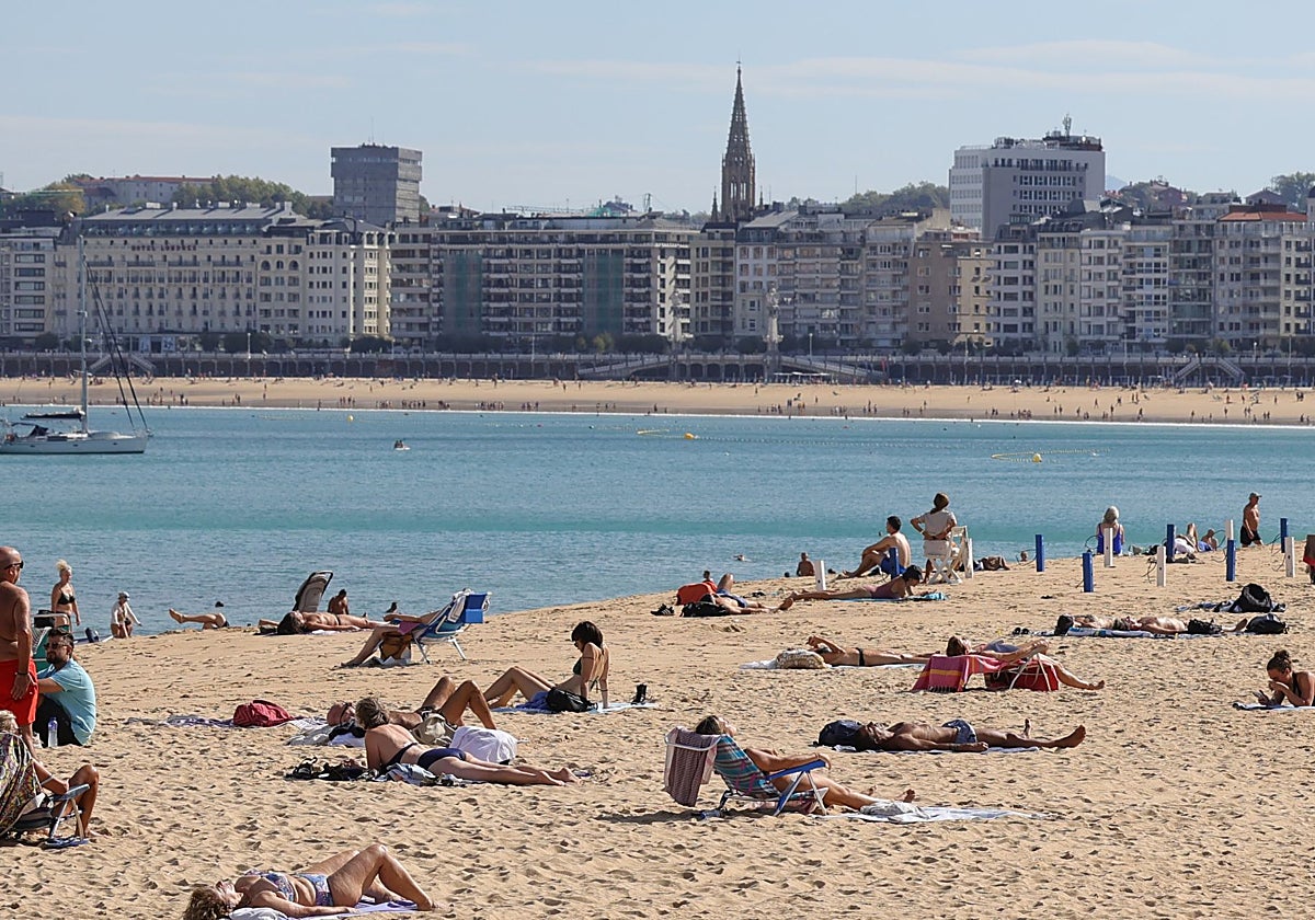 El verano más cálido en San Sebastián obliga a cambiar las playas: más sombras y accesibilidad a partir de 2027