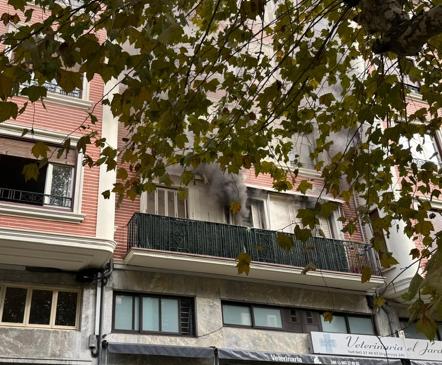 Imagen secundaria 1 - La explosión de una cinta de correr provoca un incendio en un piso del barrio de Gros en San Sebastián