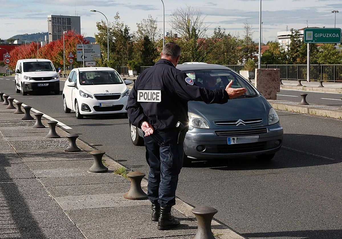 Roban un coche en un garaje de Hendaia, se estampan contra el portón y huyen a nado hacia Irun