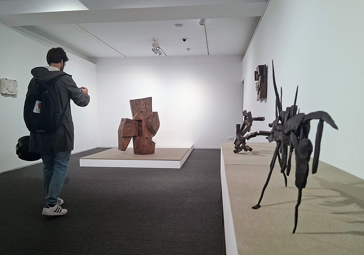 La exposición de Chillida y Mendiburu suma a las familias a través de tres talleres
