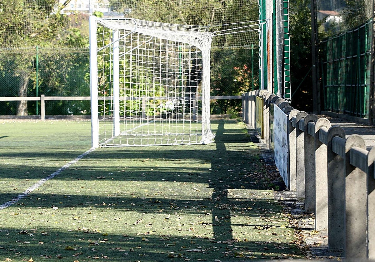 La geolocalización de un móvil robado en un vestuario de un campo de fútbol de Donostia delata a los tres ladrones