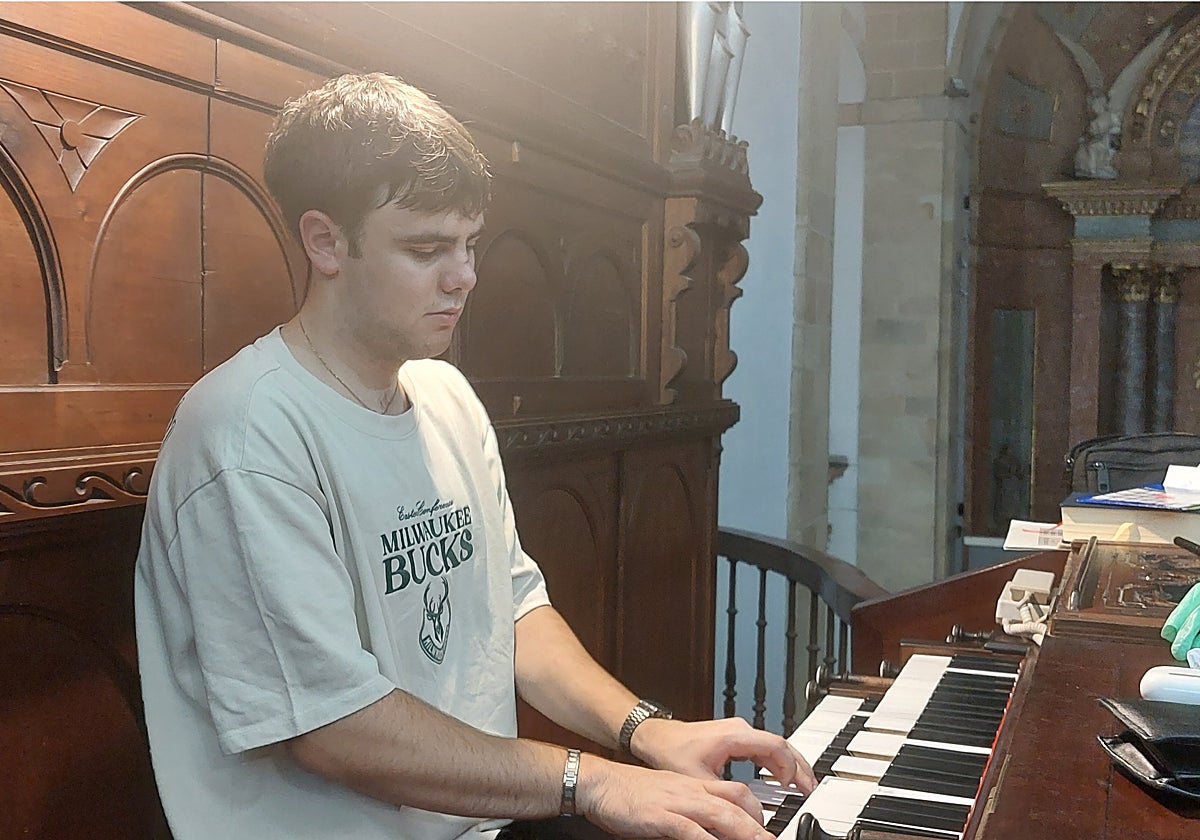 Tras afinar esta semana el órgano, el joven zumarragatarra Oier Gastón ofrecerá un concierto en Los Franciscanos
