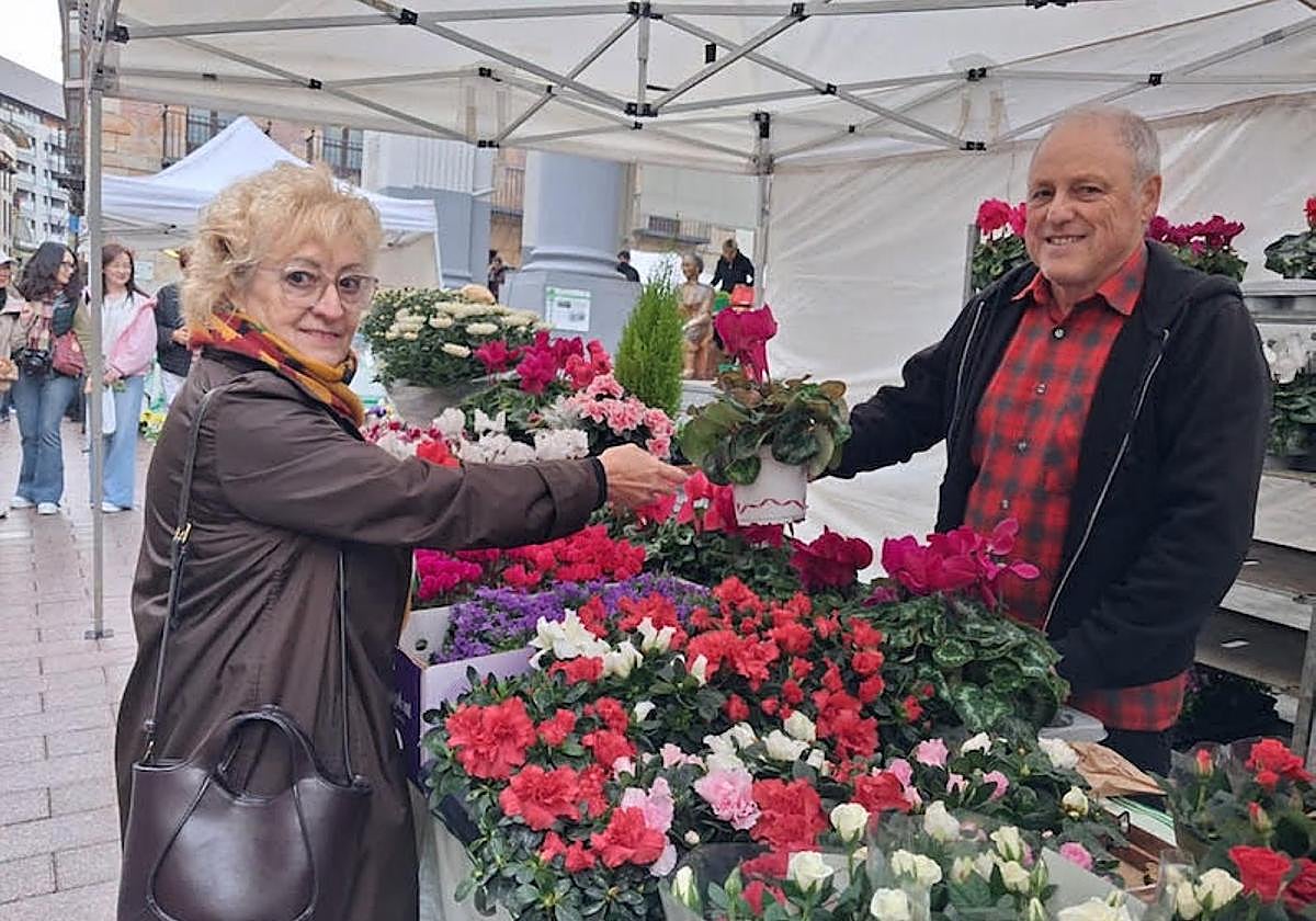 Hilerrira eramateko lorez eta produktu berriz bete da feria