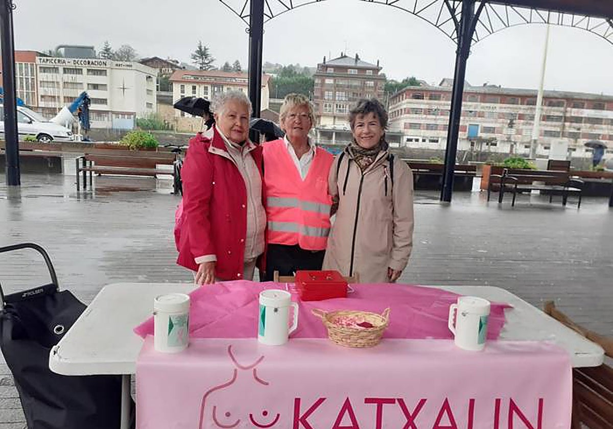 Mesa informativa de la Asociación Katxalin para concienciar sobre el Cáncer de Mama
