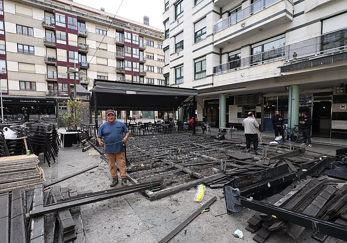 El concurrido bar de San Sebastián que echa la persiana en un mes desmonta su terraza: «Era el motor del Kau»
