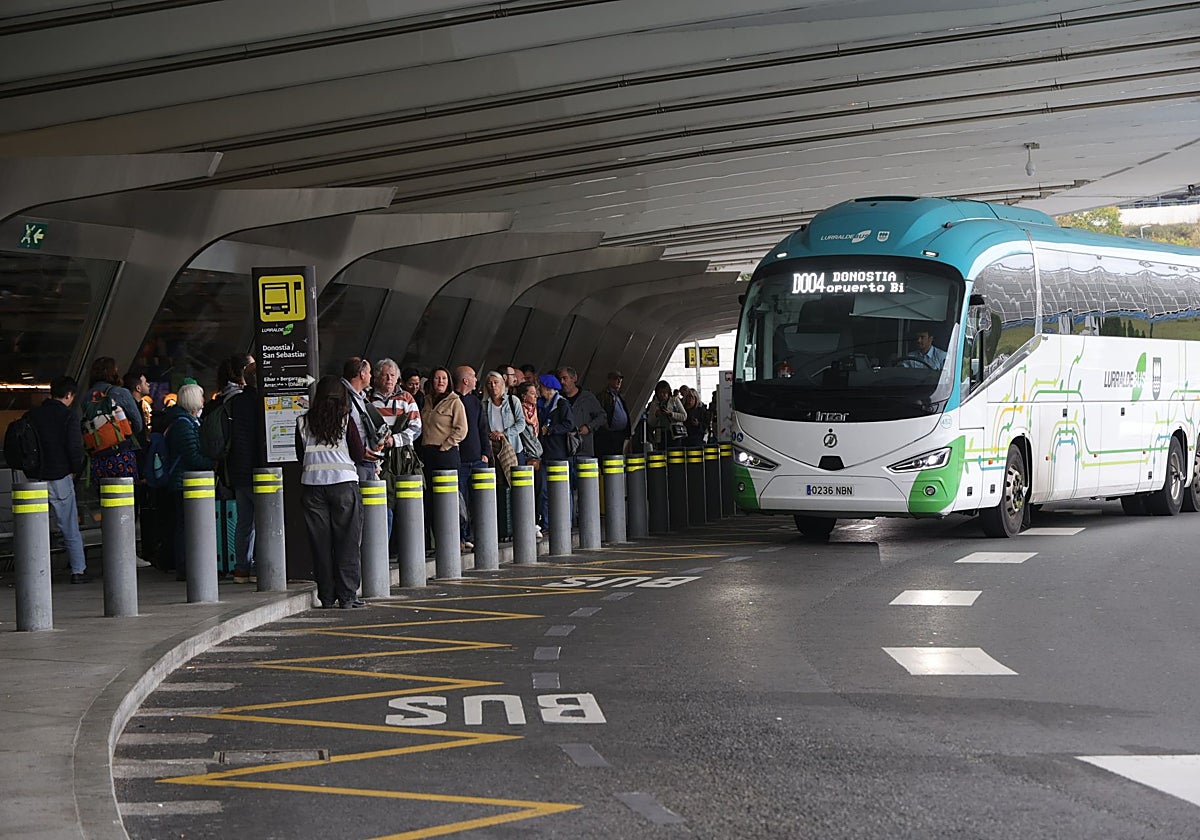 La pareja que se bajó en el peaje de Zarautz «porque íbamos uno más en el autobús»