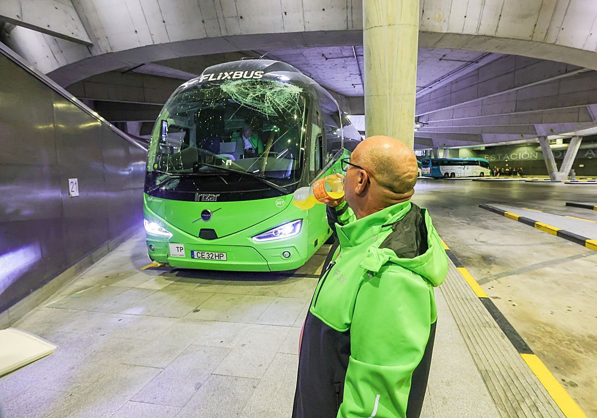 Un autobús pierde el control en la estación de Donostia: «Quería echar marcha atrás, y no sé qué pasó; solo oí el golpe»