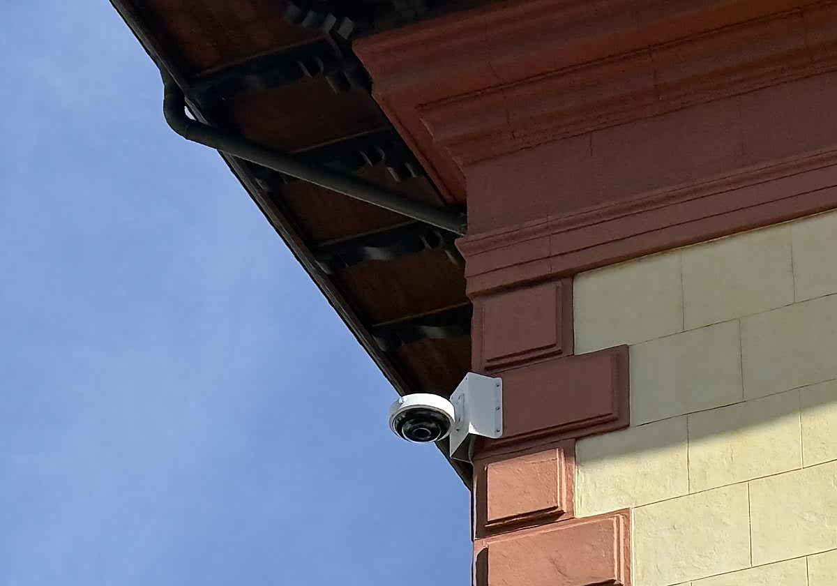Las primeras cámaras de videovigilancia ya se instalan en el Ayuntamiento