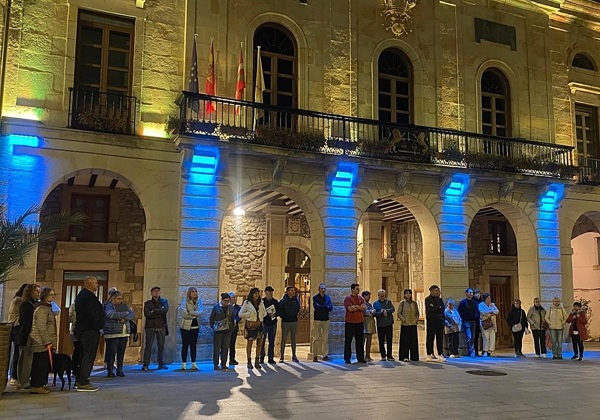 Minuto de silencio en memoria de las víctimas del grave accidente ferroviario ocurrido en Toledo en Zumarraga, Urretxu y Legazpi