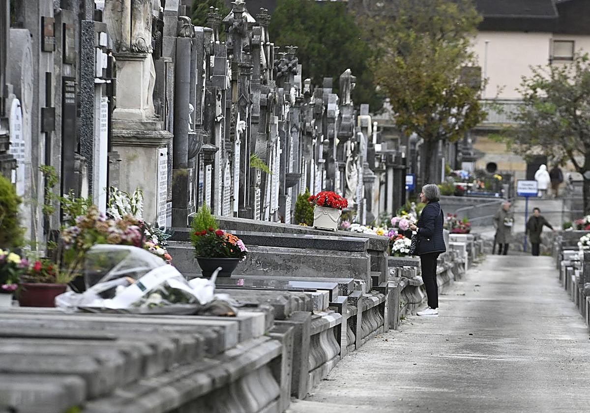 La limpieza y vigilancia en los cementerios de Donostia se refuerzan por el Día de Todos los Santos
