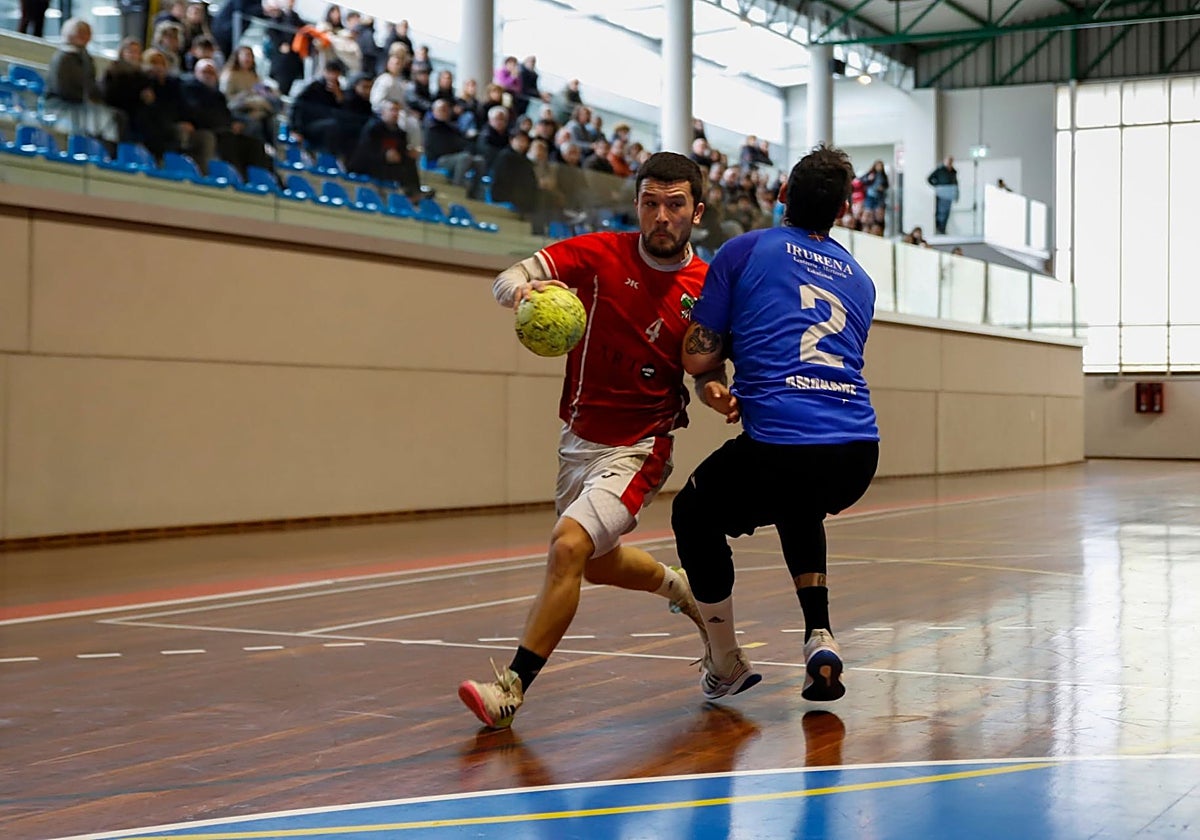 El balonmano rinde homenaje al que fuera su jugador Ander Elustondo
