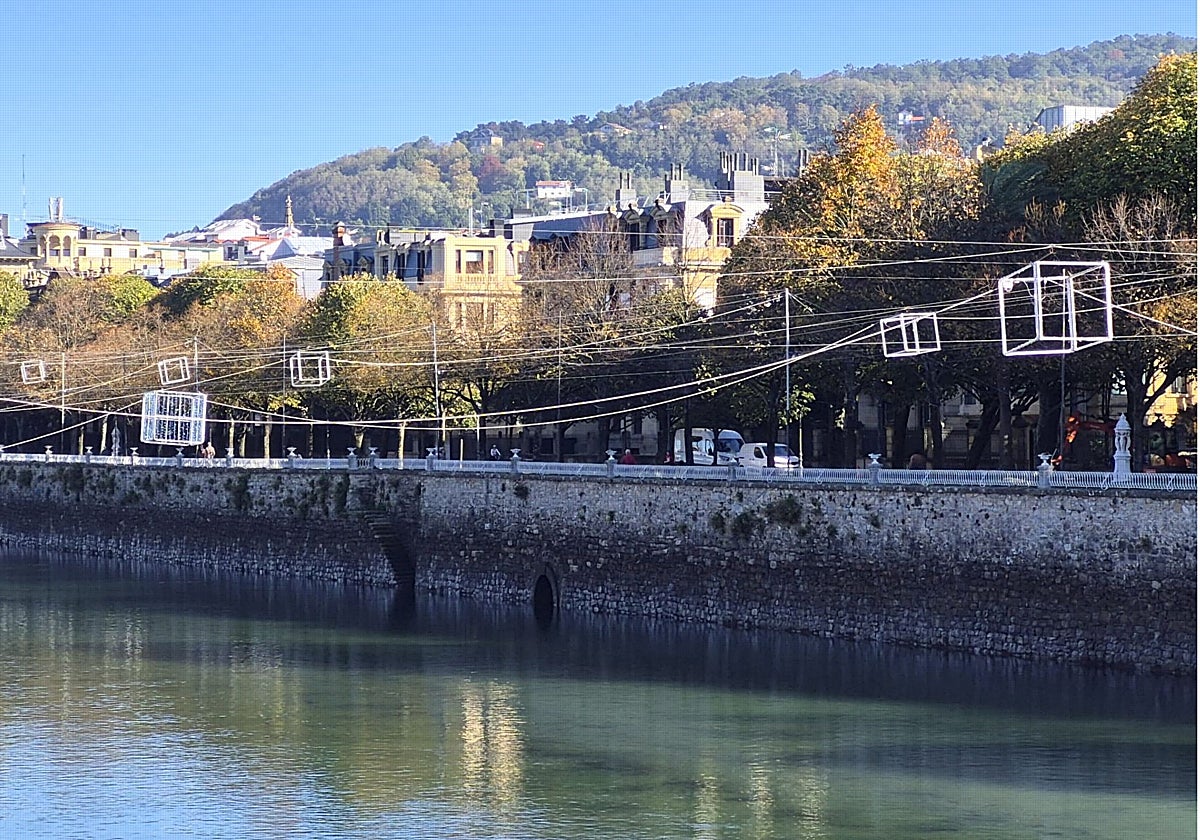 La iluminación navideña ya es visible en varios rincones de San Sebastián