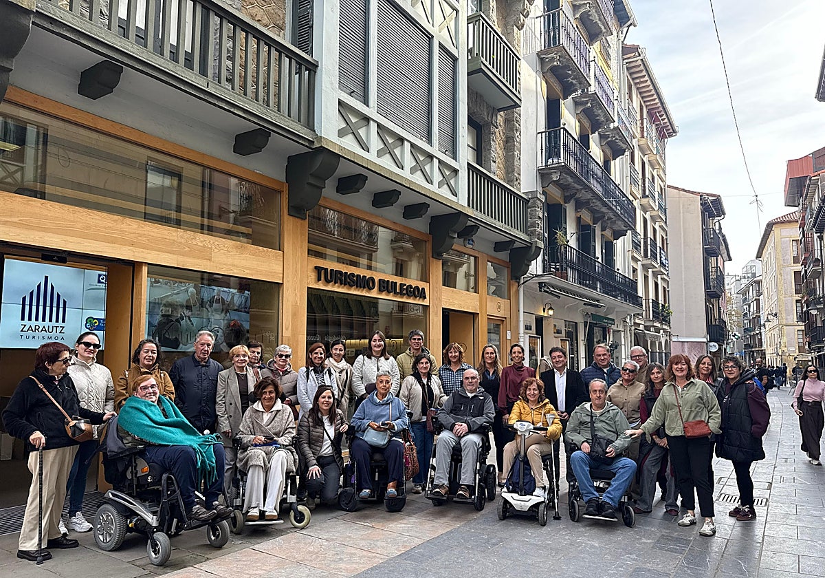 Una treintena de miembros de Ademgi, la Asociación de Esclerosis Múltiple de Gipuzkoa, visita Zarautz