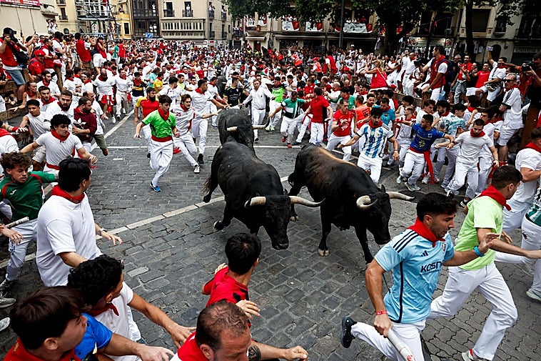 Los imponentes Miura lucen su velocidad en un peligroso séptimo encierro de San Fermín