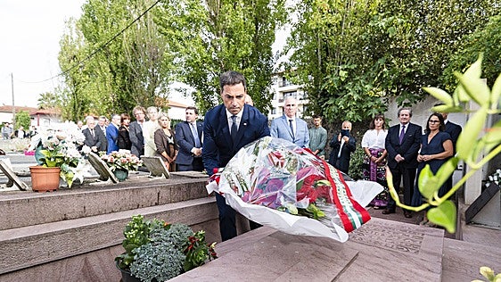 Pradales reivindica ante la tumba de Agirre una nueva relación con la diáspora vasca