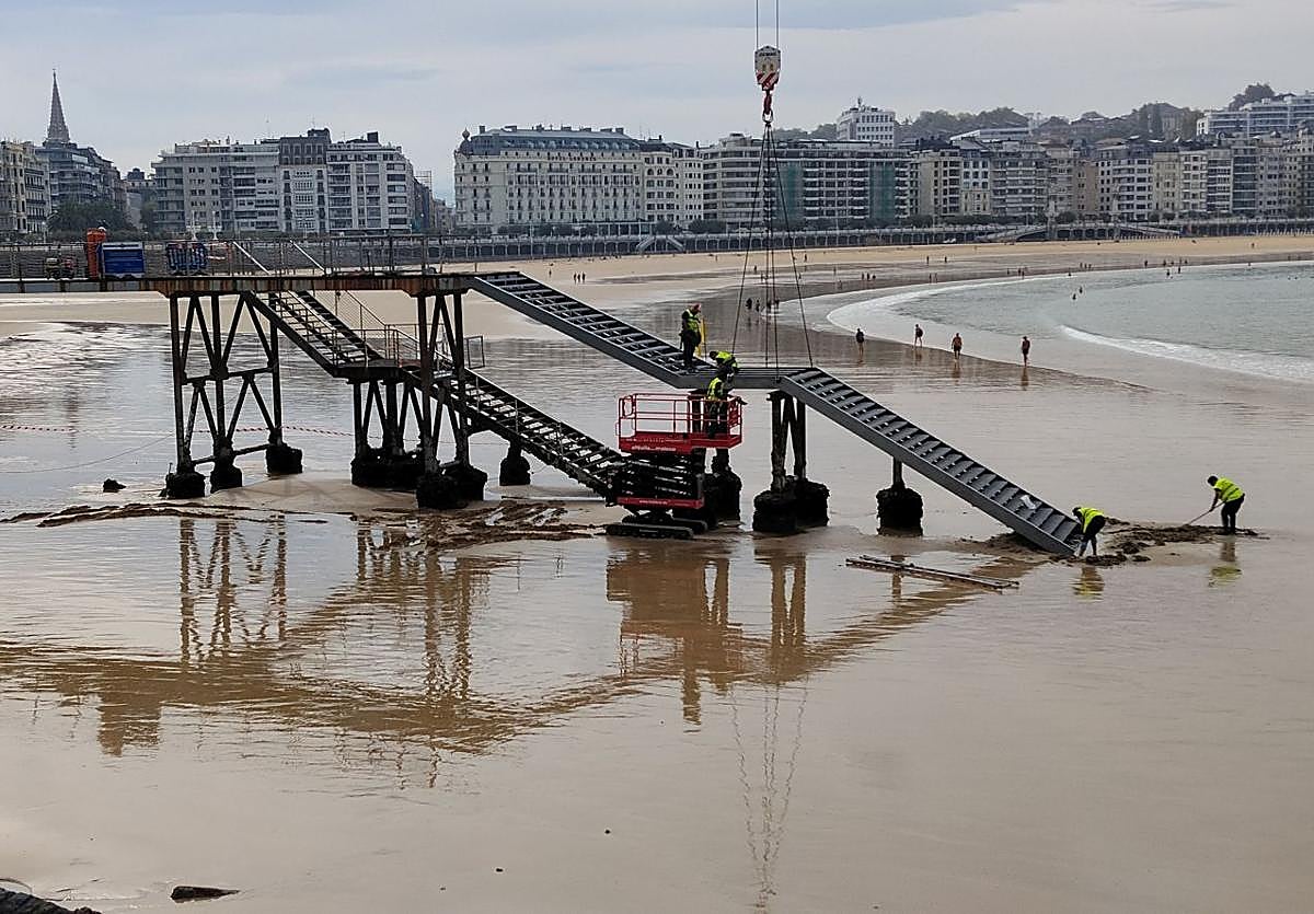 La nueva escalera ya luce en el Muelle de San Sebastián