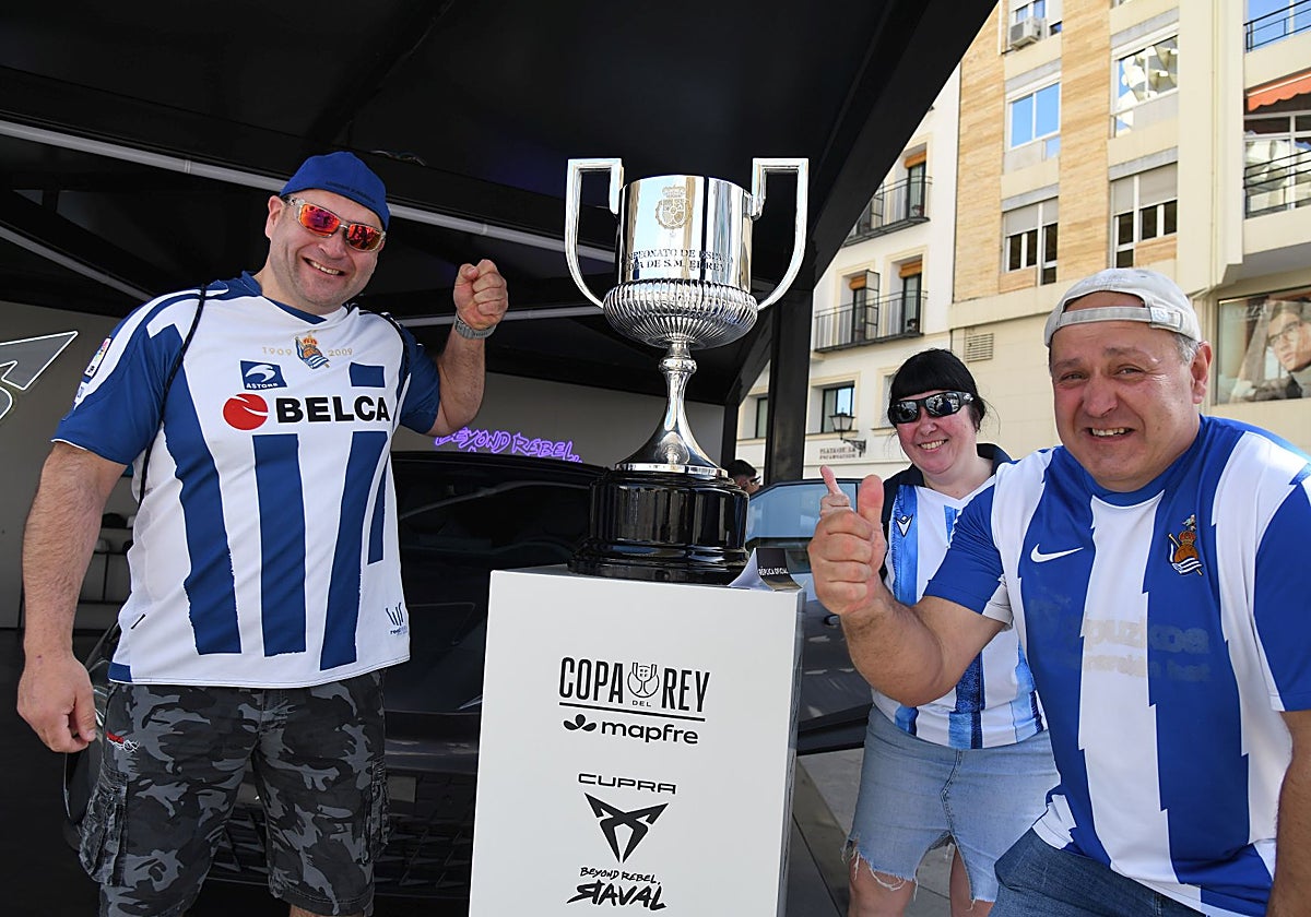 La Real habilita la vía para hacerse fotos gratis con la Copa del Rey
