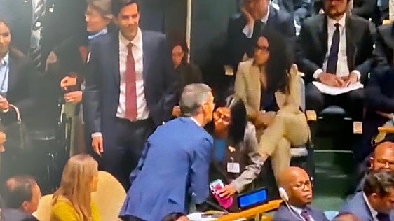 Pedro Sánchez y Delcy Rodríguez.