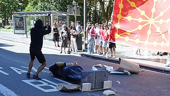 Insausti condena la decapitación de una figura de Felipe VI en Donostia: «Nuestra apuesta es la convivencia, no el populismo ni el radicalismo»