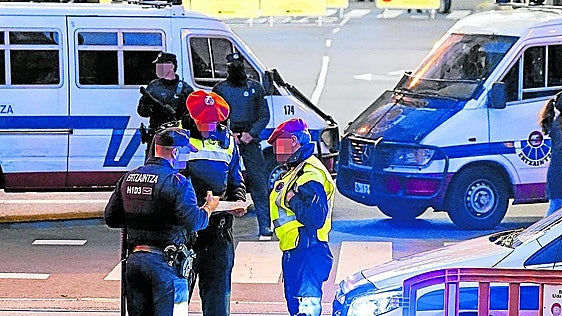 El Parlamento Vasco «rechaza enérgicamente» las «agresiones y discriminaciones» a ertzainas y policías locales y EH Bildu se abstiene