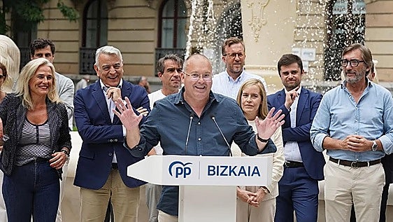 Tellado, con Amaya Fernández e Iñaki Oyarzábal a su izquierda, este viernes en Bilbao