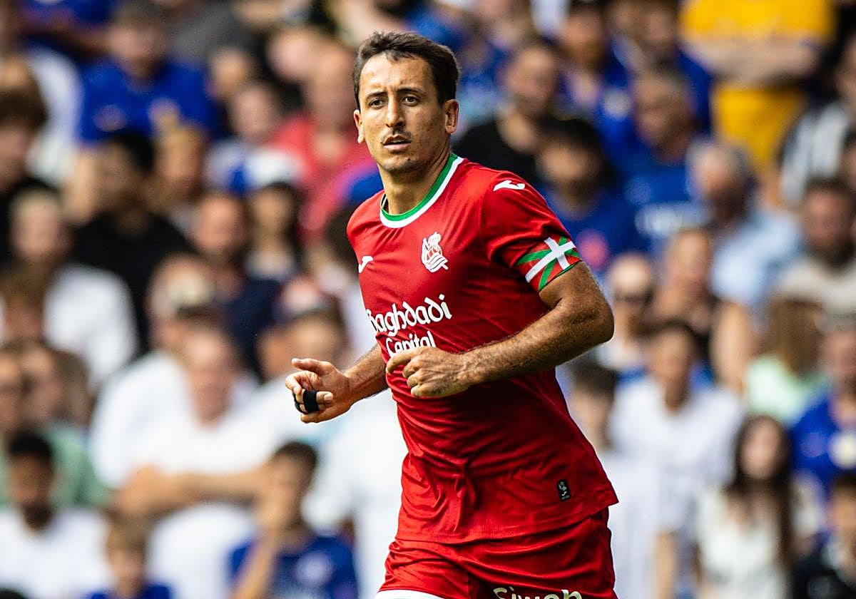 Mikel Oyarzabal vuelve a pisar el verde con la camiseta de la Real
