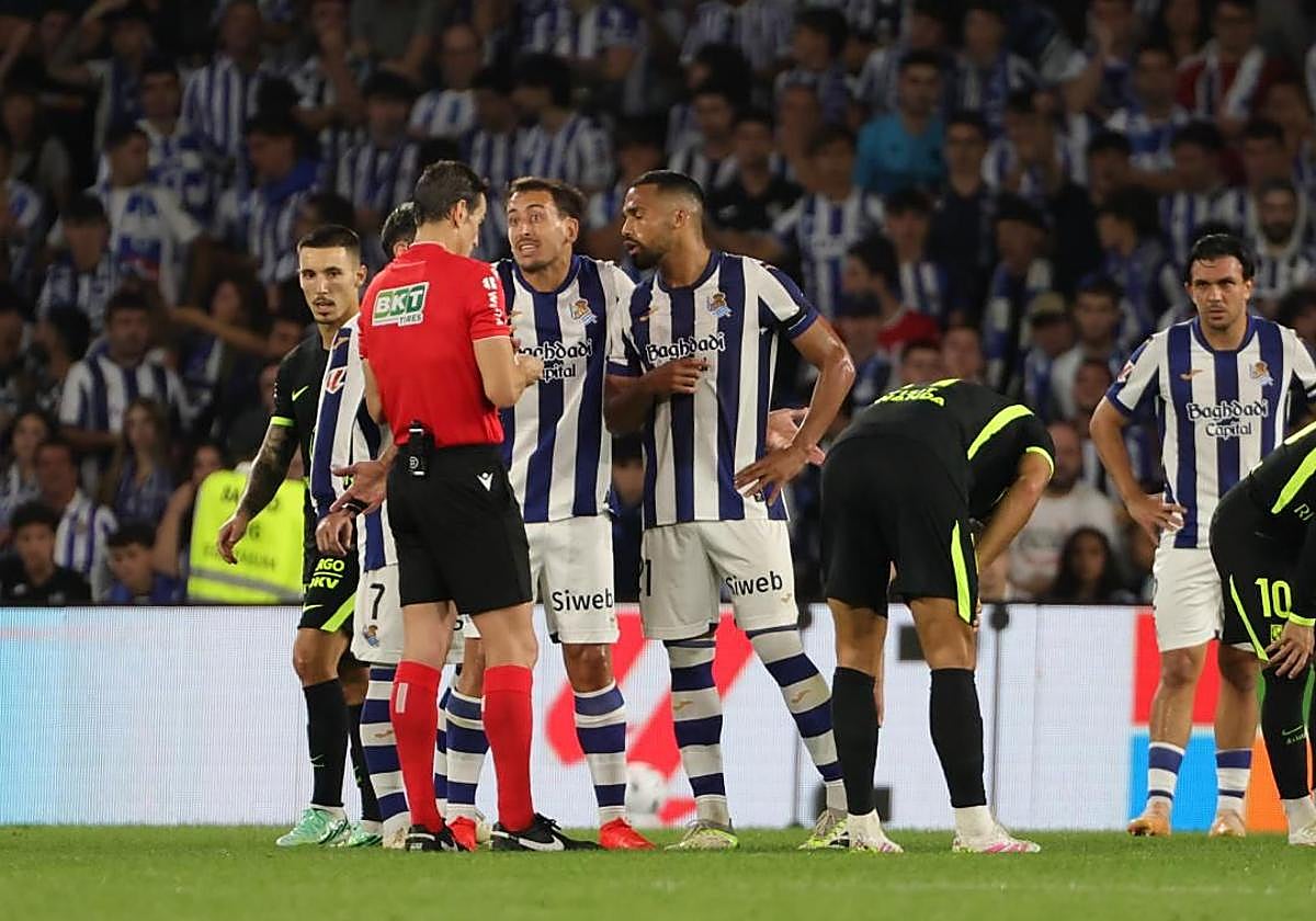 La mano de Ochieng ante el Atlético de Madrid: ni el reglamento se pone de acuerdo