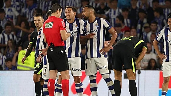 La mano de Ochieng ante el Atlético de Madrid: ni el reglamento se pone de acuerdo