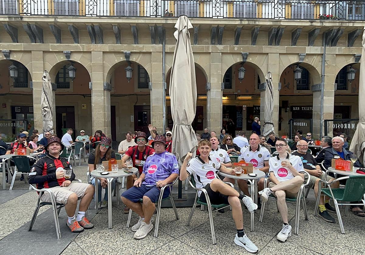 Los 2.100 hinchas 'cherries' calientan motores en Donostia
