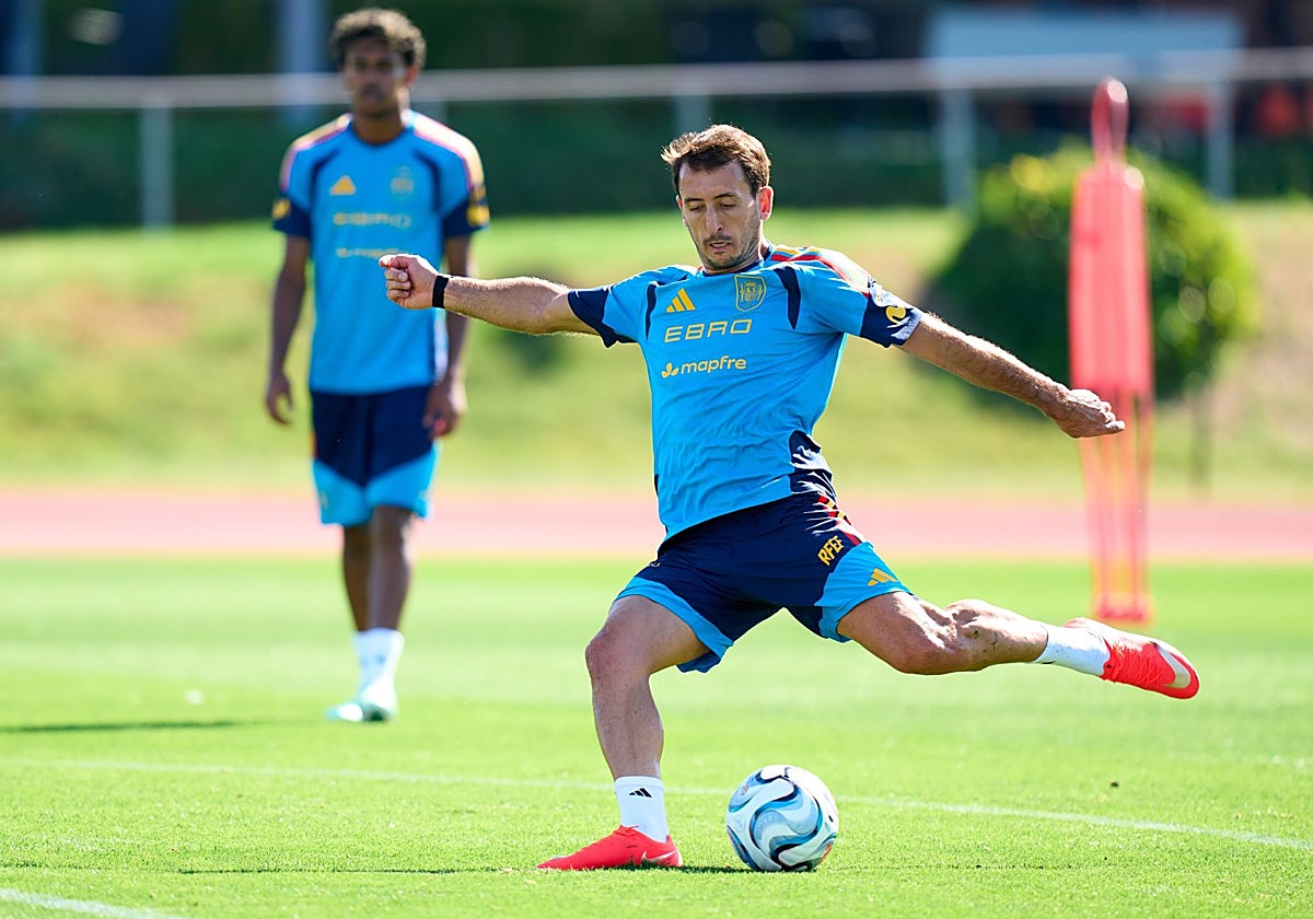Mikel Oyarzabal permanece en la selección en medio de un carrusel de bajas por molestias musculares