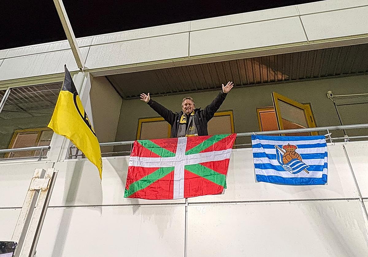 El bonito guiño de un hincha del Lillestrom: aplaude los goles de la Real Sociedad, se lleva la bandera y luce la ikurriña en el balcón de su casa