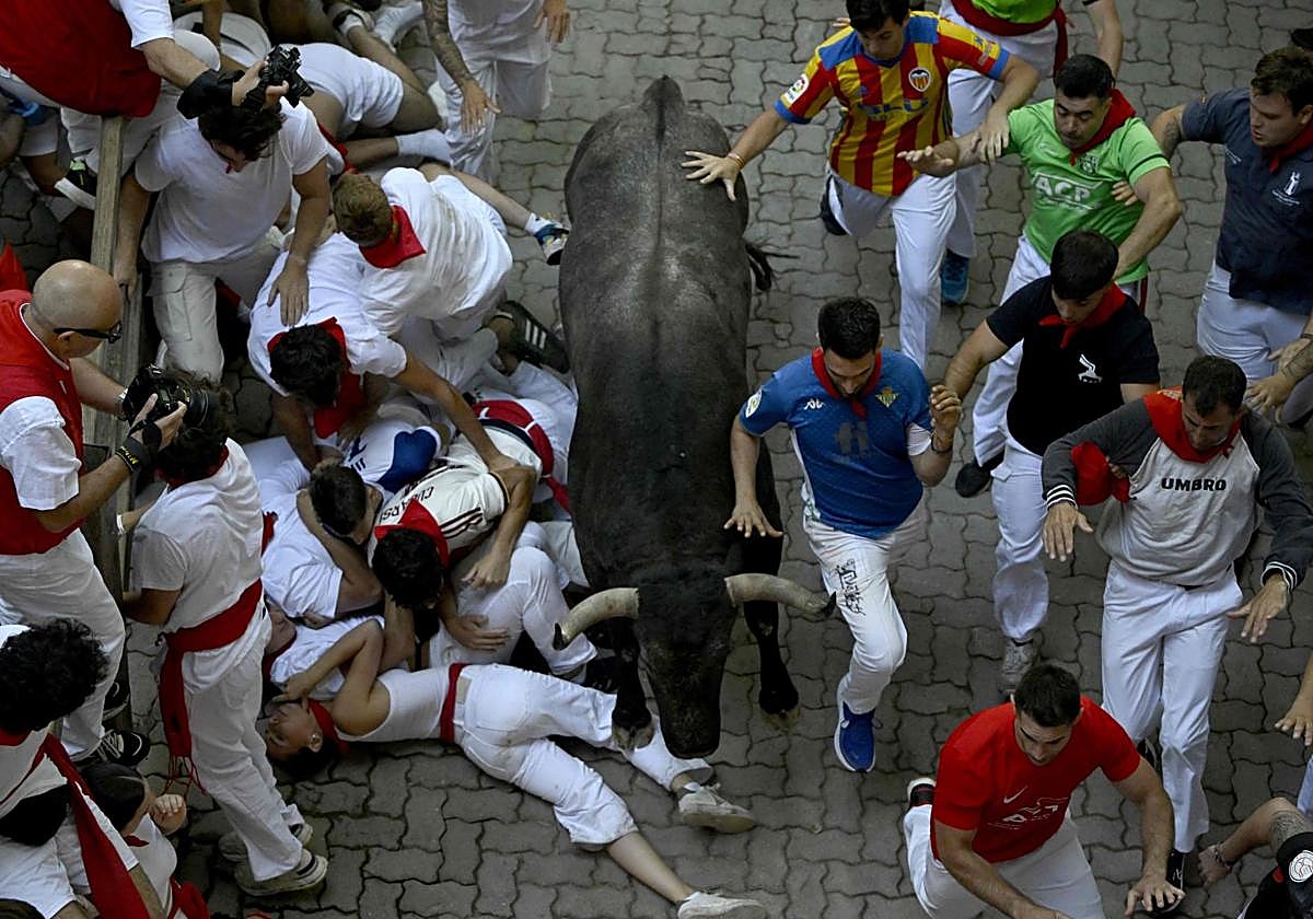 Peligroso quinto encierro de San Fermín con una cornada en la cara en Mercaderes