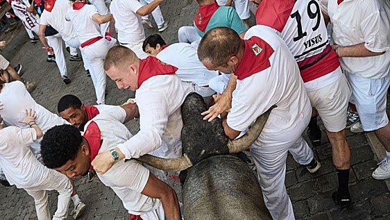 Peligroso quinto encierro de San Fermín con una cornada en la cara en Mercaderes
