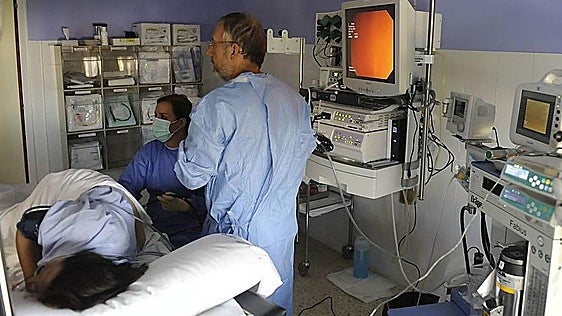 Un estudio europeo avala espaciar a cinco años las colonoscopias tras detectar pólipos de alto riesgo