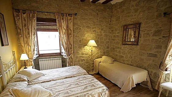 Suspenden a un ertzaina tras descubrir que regentaba un hotel rural del sigo XVI en Navarra