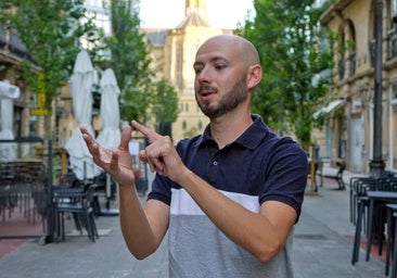 Ander Bedialauneta, frente al local de la Asociación de Personas Sordas de Gipuzkoa, en Reyes Católicos (Donostia), hace el signo del Día Internacional.