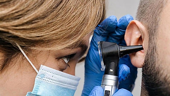 Harvard Medical School advierte sobre las 6 señales cotidianas que indican que estás perdiendo audición sin darte cuenta