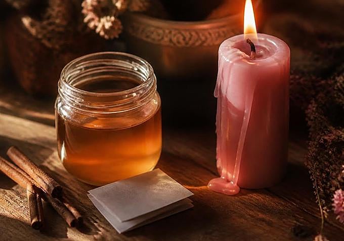 Los endulzamientos caseros con miel y canela solo actúan como suavizantes emocionales leves; carecen de la fuerza necesaria para resolver rupturas complejas o bloqueos severos.