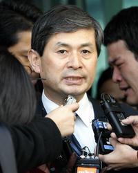 El rector de la Universidad de Seúl se disculpa por el fraude de Hwang Woo-suk