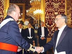 Fotografía de archivo, del 20 de diciembre de 2004, del embajador de Marruecos en España, Omar Azziman, durante su saludo al Rey Juan Carlos en el acto de entrega de sus cartas credenciales. /EFE