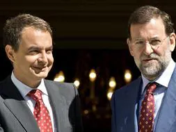 El líder del PP, Mariano Rajoy (d), junto al presidente del Gobierno y líder del PSOE, José Luis Rodríguez Zapatero. /ARCHIVO