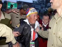 Varios agentes de policía indios detienen a un activista tibetano durante una marcha protesta hacia el Tíbet en la ciudad de Dera. /EFE