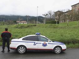 Una patrulla de la Ertzaintza acordona la subida al monte Izarraitz, ubicado entre las localidades de guipuzcoanas de Azpeitia y Akoitia, donde la pasada madrugada explotaron dos artefactos en el repetidor de Erlo. /EFE