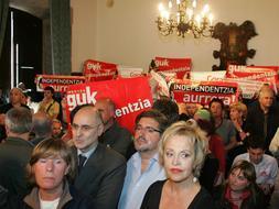 El salón de plenos del Ayuntamiento de Mondragón durante la moción del PNV y PSE que exige la dimisión de los ediles de ANV. /IGNACIO PÉREZ