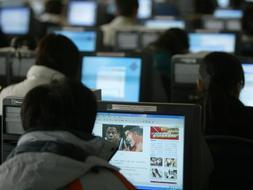 Más de 210 millones de chinos acceden a Internet, en la imagen desde una cafetería de Shenyang./ ARCHIVO