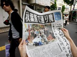 Una mujer japonesa lee una edición especial de un periódico que informa sobre la matanza en Tokio. /EFE