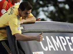 Iker Casillas, ya sobre el autobús que desplaza a la selección hacia Colón.